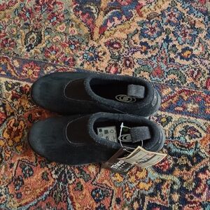 black slip on all terrain winter shoes from Salomon with Thinsulate tech size 10